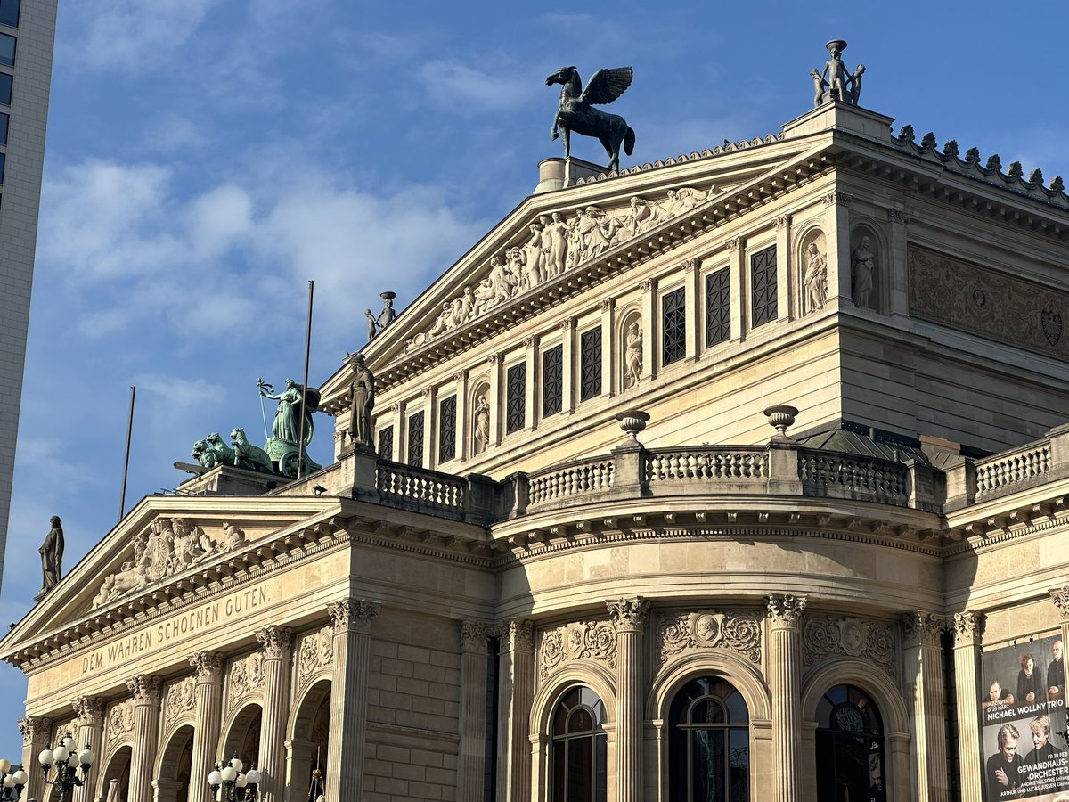 marion26299073's tweet photo. Beautiful city of #Frankfurt #Römer #alteOper https://t.co/SetHkEWJ79