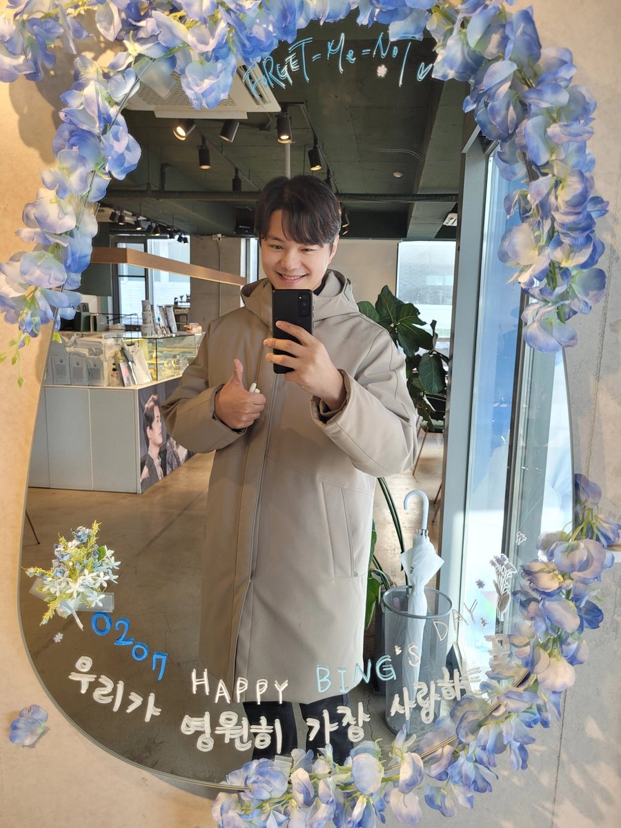lbkzz27's tweet photo. 추운 날씨인데도 불구하고 저의 생일 이벤트 카페를 준비해 주시고 방문해 주셔서 너무나 감사드립니다~😍
하나하나 너무 정성스러운 디피에 너무 감동 받았습니다😭
어떤 공연이든 어떤 역할이든 항상 무대 위에서 최선을 다하여 여러분께 보답해 드리겠습니다~감사합니다😍
#우리가_가장_사랑하는_꽃 https://t.co/LdaWdA9Icp