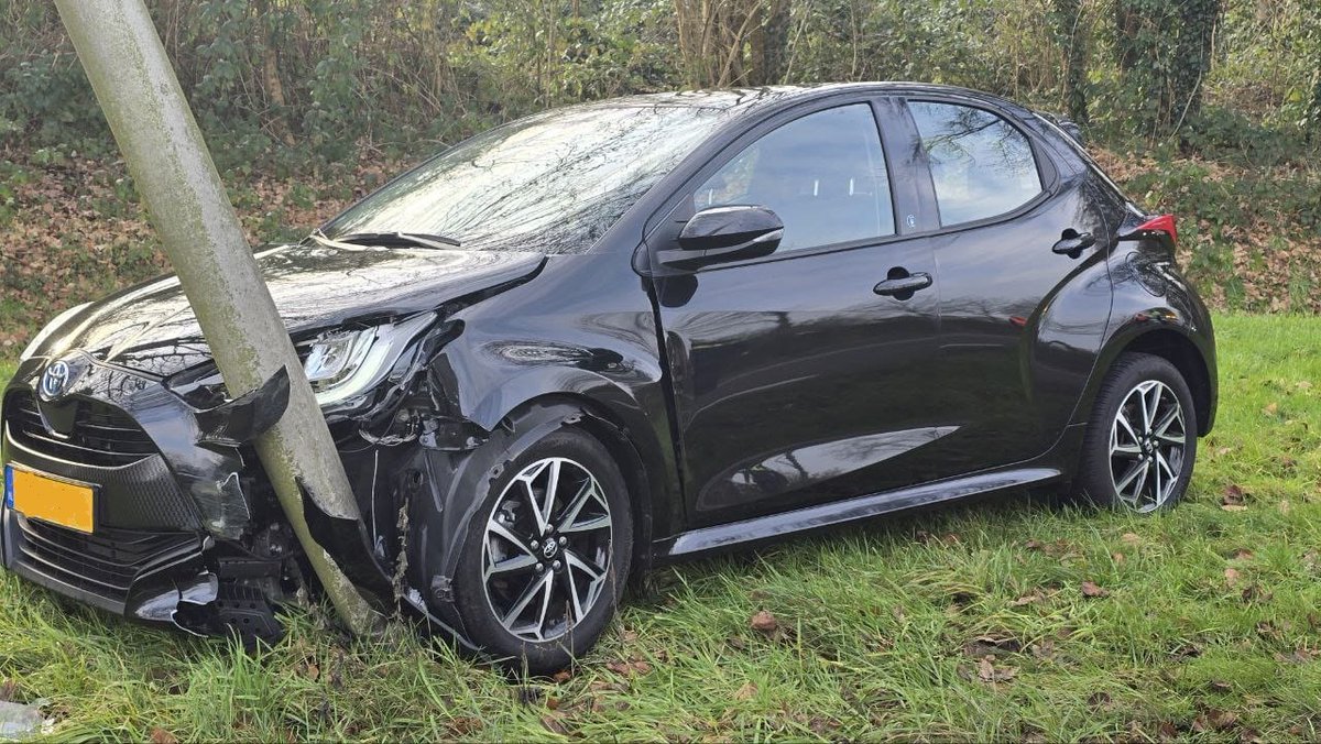 Auto botst tegen lantaarnpaal in Varsseveld