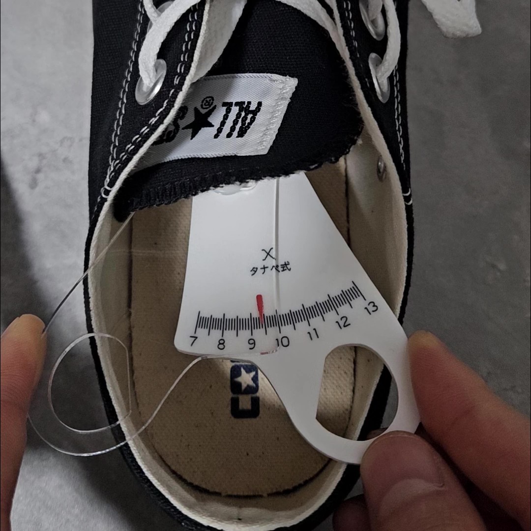 sneakers_labo's tweet photo. コンバースオールスターのサイズについて

・27.0cmサイズの縦幅の内寸は「27.5cm」
・27.0cmサイズの横幅の内寸は「9.4cm」
・実際に履いたサイズ感は、横幅も縦幅も全体的に標準的

オールスターの利用者114名にアンケートも実施したところ、普段と同じサイズで問題なかったという回答が多かった https://t.co/bhVUqTuHdj