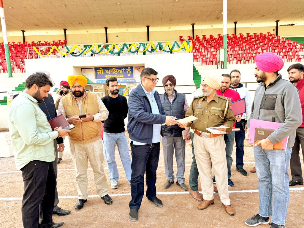 FazilkaPolice's tweet photo. 🚨 ਫਾਜ਼ਿਲਕਾ ਪੁਲਿਸ ਦੀ ਖੇਡਾਂ ਨੂੰ ਉਤਸ਼ਾਹਿਤ ਕਰਨ ਲਈ ਵੱਡੀ ਪਹਿਲ! 🚨

ਨਸ਼ਿਆਂ ਦੇ ਖਿਲਾਫ਼ ਅਤੇ ਨੌਜਵਾਨੀ ਨੂੰ ਖੇਡਾਂ ਵੱਲ ਪ੍ਰੇਰਿਤ ਕਰਨ ਲਈ 10 ਫਰਵਰੀ 2025 (ਸੋਮਵਾਰ) ਨੂੰ ਸ਼ਹੀਦ ਭਗਤ ਸਿੰਘ ਸਪੋਰਟਸ ਸਟੇਡੀਅਮ, ਫਾਜ਼ਿਲਕਾ 'ਚ "ਓਪਨ ਸਪੋਰਟਸ ਮੀਟ" ਦਾ ਆਯੋਜਨ ਕੀਤਾ ਜਾ ਰਿਹਾ ਹੈ! 🏆🏃‍♂️

👉 ਕਪਤਾਨ ਪੁਲਿਸ (ਸਥਾਨਿਕ), ਫਾਜ਼ਿਲਕਾ ਵੱਲੋਂ ਸ਼ਹੀਦ ਭਗਤ ਸਿੰਘ ਸਪੋਰਟਸ ਸਟੇਡੀਅਮ ਫਾਜ਼ਿਲਕਾ ਵਿਖੇ  ਟੂਰਨਾਮੈਂਟ ਦੀਆਂ ਤਿਆਰੀਆਂ ਦਾ ਜਾਇਜ਼ਾ ਲਿਆ ਗਿਆ ਅਤੇ ਸਮੂਹ ਅਧਿਕਾਰੀਆਂ ਨਾਲ ਮੀਟਿੰਗ ਕਰਕੇ ਜਰੂਰੀ ਦਿਸ਼ਾ ਨਿਰਦੇਸ਼ ਦਿੱਤੇ ਗਏ।

💪 ਆਓ, ਨਸ਼ਿਆਂ ਨੂੰ ਨਾ, ਖੇਡਾਂ ਨੂੰ ਹਾਂ ਕਹੀਏ! 🎯 ਸਿਹਤਮੰਦ ਪੰਜਾਬ, ਸੁੰਦਰ ਭਵਿੱਖ!

🚨 Fazilka Police’s Major Initiative! 🚨

To combat drugs and encourage youth towards sports, an "Open Sports Meet" is being organized on February 10, 2025 (Monday) at Shaheed Bhagat Singh Sports Stadium, Fazilka! 🏆🏃‍♂️

👉 SP (HQ) Fazilka, held a meeting with Police Officers and reviewed the tournament preparations and arrangements at Shaheed Bhagat Singh Sports Stadium Fazilka.

💪 Say No to Drugs, Yes to Sports!
🎯 Healthy Punjab, Bright Future!
#SayNoToDrugs 🚫 #YesToSports 🏅 #PunjabSports #HealthyYouth