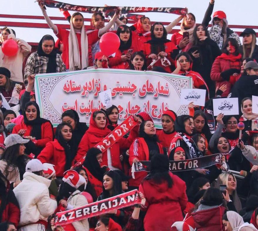 tribunpluse's tweet photo. دختران هوادار #تراکتور:
شعارهای جنسیتی و نژادپرستانه 
خارج از چارچوب انسانیت است…

عکس: مهرداد نوع‌بشر

#تیراختور 
#اذربایجان 
#نژادپرستی
#نه_به_نژادپرستی https://t.co/3emeppJiqu
