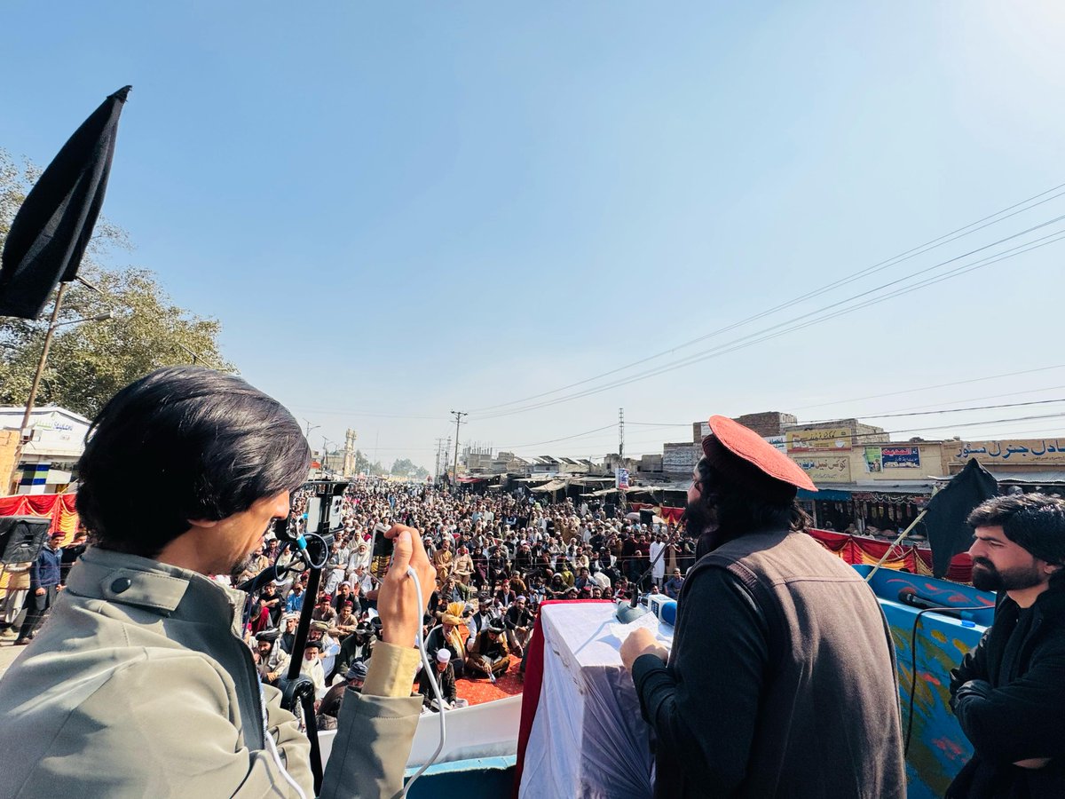 #پشتون قومی جرگے کے ارکان، حامیوں اور مختلف جماعتوں کے سیاستدانوں نے خیبر ضلع میں اپنے رہنما ملک نصیر کوکی خیل اور پی ٹی ایم کے علی وزیر سمیت دیگر قیدی کارکنوں کی رہائی کے لیے احتجاجی جلسہ کیا۔

یہ جلسہ جمرود میں #باب_خیبر کے قریب منعقد ہوا، جس میں پشتون قومی جرگہ کے ترجمان ملک