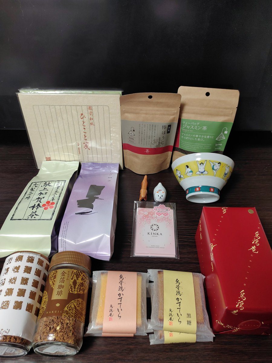 sayamiya337's tweet photo. ねるちゃんとGLAMHIDE様コラボで行った石川旅行っ
コラボ宿泊グッズと色々買ってきた分っ！
コラボグッズ最高にかわいいしよすぎたっむぎきなクッションはやっぱ2つよっ
GRAMHIDOロゴも良いっ
後はちょこちょこ買ったぶんですぅっ
右下のカステラは金箔カステラです
#はねるグランピング　#GLAMHIDE https://t.co/frB6SaRgfh