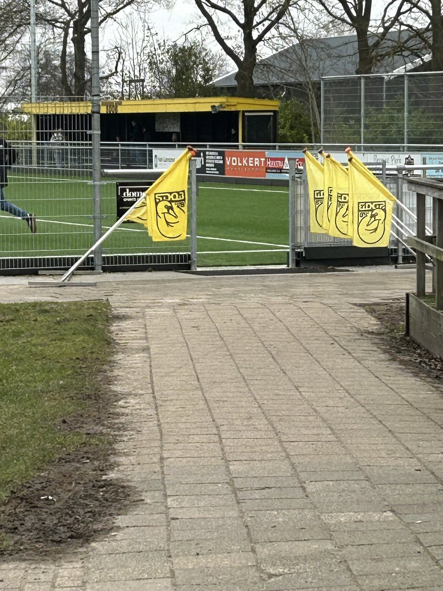 Rickster0177's tweet photo. Opvallend! Gisteren weer als #grensrechter langs de lijn in de derde klasse namens #SDOB. Voor het eerst sinds eeuwen geen gezeik, gescheld of gekanker naar mijn hoofd vanuit de opponent. Gewoon een normale beschaafde tegenstander. Shoutout naar FC #Medemblik Het kan dus wél! https://t.co/TVaAWwXcsC