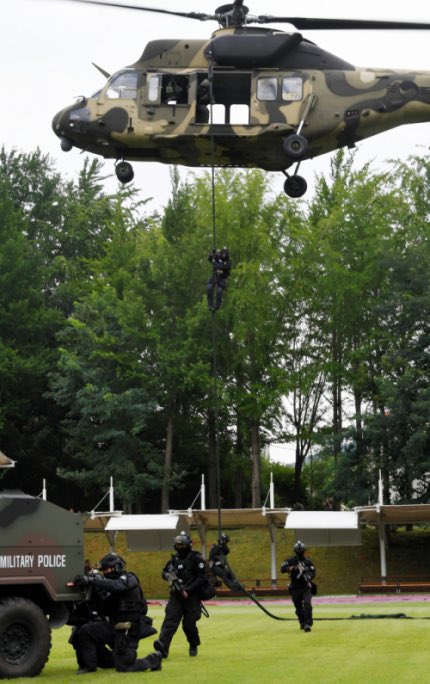 Hourlytaehyungi's tweet photo. Op shared story taehyung in black SDT uniform doing helicopter training 😭 Taehyung be safeee https://t.co/bB1WCqAWWj