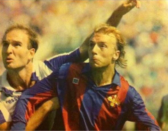 Steve Archibald.
Barcelona Atlético, 1986.

No se le cayeron los anillos cuando se quedó sin ficha en el Barça y jugó dos partidos con el filial.

#FCBarcelona