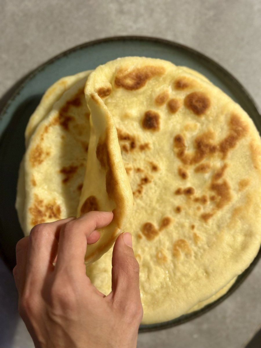 vayayy's tweet photo. j’ai fait des pains pita à la grecque cette fois ci, bien moelleux, et bien épais et j’en ai fait des sorte de grec / kebab au poulet c’était trop trop bon purée https://t.co/CdngB8ml7Q