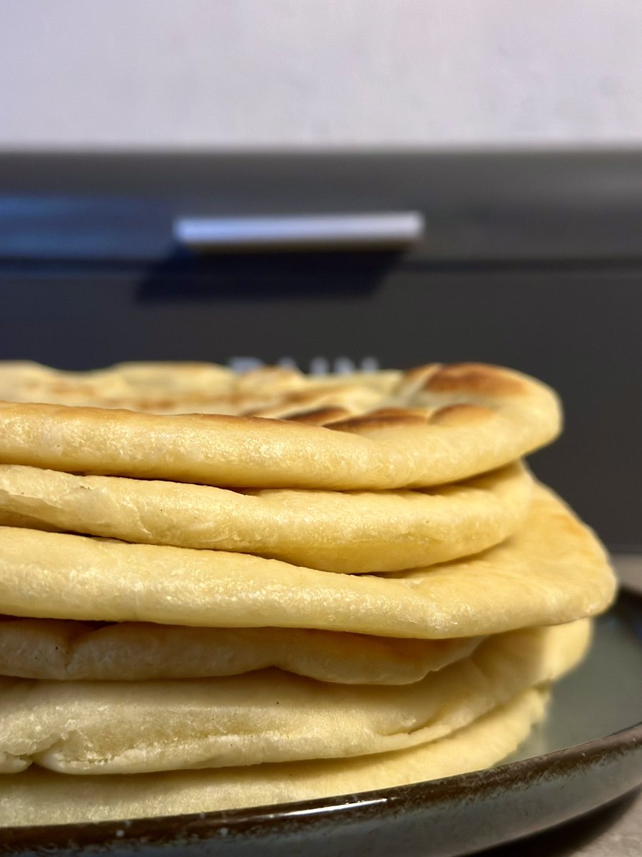 vayayy's tweet photo. j’ai fait des pains pita à la grecque cette fois ci, bien moelleux, et bien épais et j’en ai fait des sorte de grec / kebab au poulet c’était trop trop bon purée https://t.co/CdngB8ml7Q