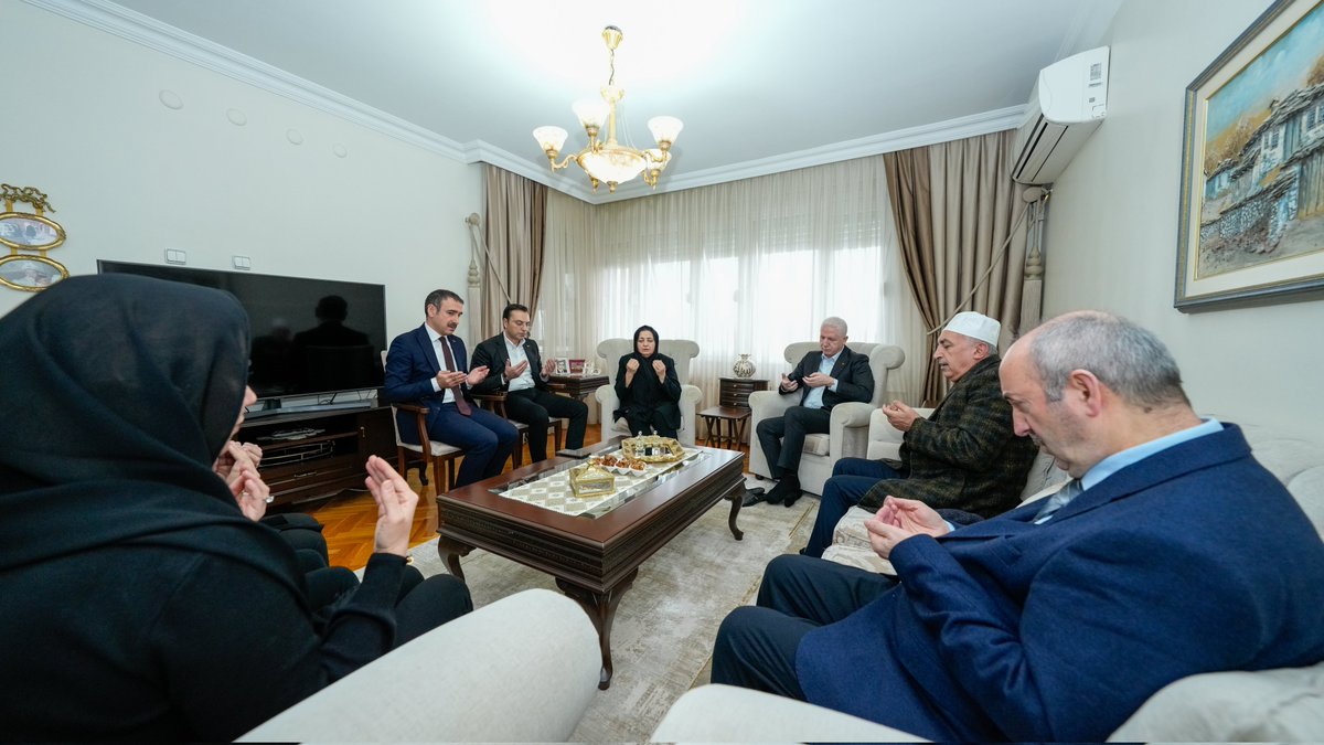 Valimiz Davut Gül, #Bakırköy ilçesinde "Ailemiz İstanbul" projesi kapsamında; Şehit Dr. Sadık Ahmet'in hanesine misafir oldu.

<a href="/gul_davut/">Davut GÜL</a> 

#Ailemizİstanbul❤️