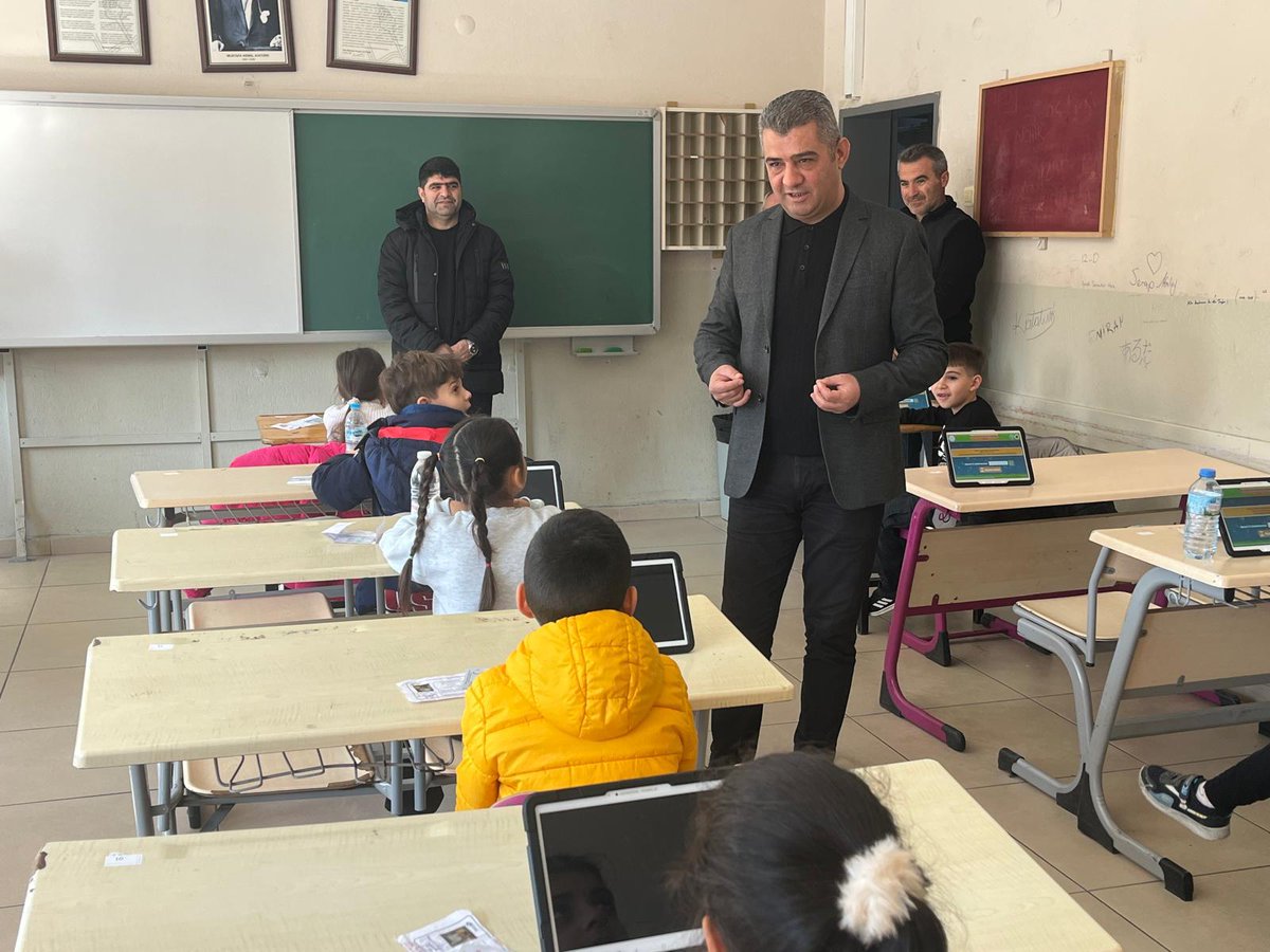 Aydin_MEM's tweet photo. 👩‍💻🧑‍💻Müdürümüz @ekicis20, Cumhuriyet Anadolu Lisesinde özel yetenekli öğrencilerin belirlenmesi amacıyla düzenlenen Bilim ve Sanat Merkezleri (BİLSEM) sınavına katılan öğrencilerimizi ziyaret etti.

Müdür EKİCİ: "Geleceğimizin parlak dimağlarına öncülük edecek birbirinden yetenekli çocuklarımıza hayatlarının her anında muvaffakiyetler diliyorum."

@tcmeb @ekicis20
