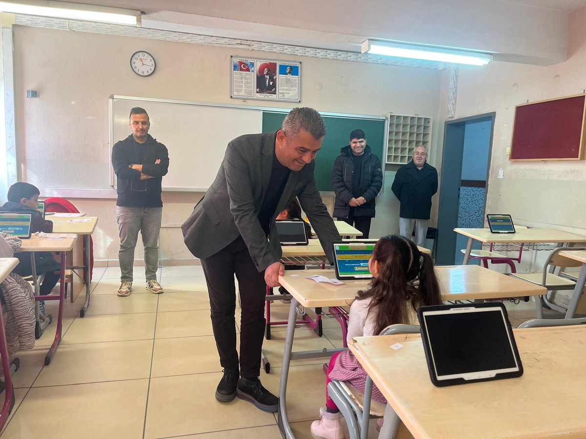 Aydin_MEM's tweet photo. 👩‍💻🧑‍💻Müdürümüz @ekicis20, Cumhuriyet Anadolu Lisesinde özel yetenekli öğrencilerin belirlenmesi amacıyla düzenlenen Bilim ve Sanat Merkezleri (BİLSEM) sınavına katılan öğrencilerimizi ziyaret etti.

Müdür EKİCİ: "Geleceğimizin parlak dimağlarına öncülük edecek birbirinden yetenekli çocuklarımıza hayatlarının her anında muvaffakiyetler diliyorum."

@tcmeb @ekicis20
