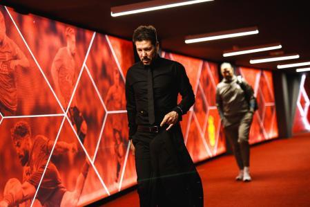 javiervarelag's tweet photo. Hola @jpedrerol igual toca rectificar, no????

Foto 1: Llegada de Simeone a Son Moix
Foto3: Llegada de Simeone al Metropolitano https://t.co/yhmRfvRGlF