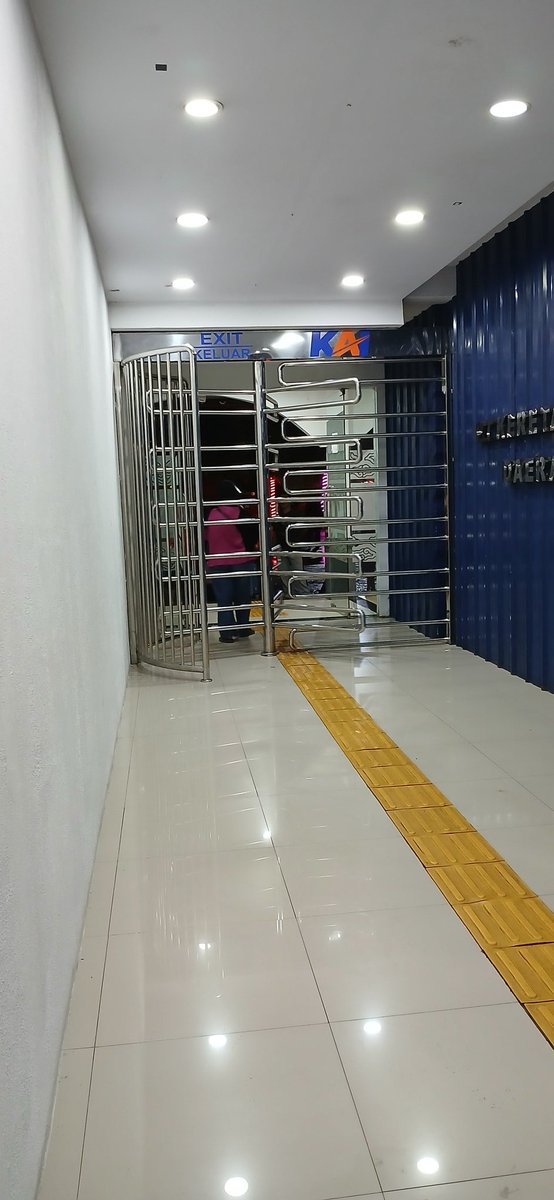 Pintu keluar Stasiun Kejaksan Cirebon. Ga tau kenapa jadi dipakein beginian? Klo lg rame malah bikin susah keluarnya  😒

<a href="/KAI121/">Kereta Api Indonesia</a>