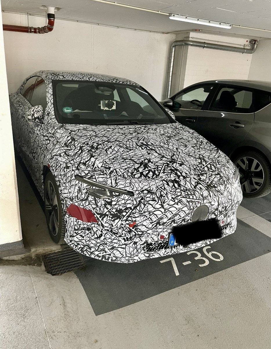 Da stand doch glatt ein Erlkönig gegenüber von mir im Parkhaus.

Ich habe schon einige gesehen, dann aber eher in Norddeutschland auf der Autobahn.
Heute einfach mal so in Aachen.