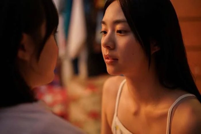 น้องที่เล่นเป็น “แอน” ไปหามาจากไหน ไม่ใช่แค่สวยขึ้นกล้องแล้ว การแสดงยังทำออกมาได้ดี มีเลเยอร์ที่เผยไม่หมด เหมือนระเบิดเวลาที่รอวันที่จะตู้ม ความสับสนในการค้นหาตัวเองตามแบบฉบับวัยรุ่นว้าวุ่น และการทำหน้าที่ลูกที่เกินจุดที่วัยนี้ต้องแบกรับ มันคุยกับเรามาก ๆ ในฐานะคนที่ทะเยอทะยาน