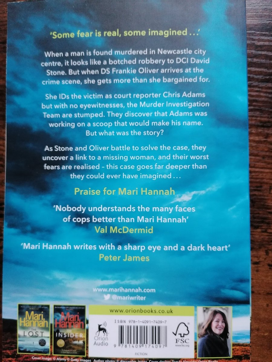 EastHullPete's tweet photo. @Anna_Mazz @HullNoir @LesleyKara @CazEngland Great to see @mariwriter again after @HullNoir. I wish her luck in getting a Wembley ticket. #TheScandal. @Tinap66Payne prompted much hilarity so I had to start her series with #LongTimeDead. Getting stick for being a Pompey her response suggests this is going to be feisty https://t.co/puAQMCdwjM