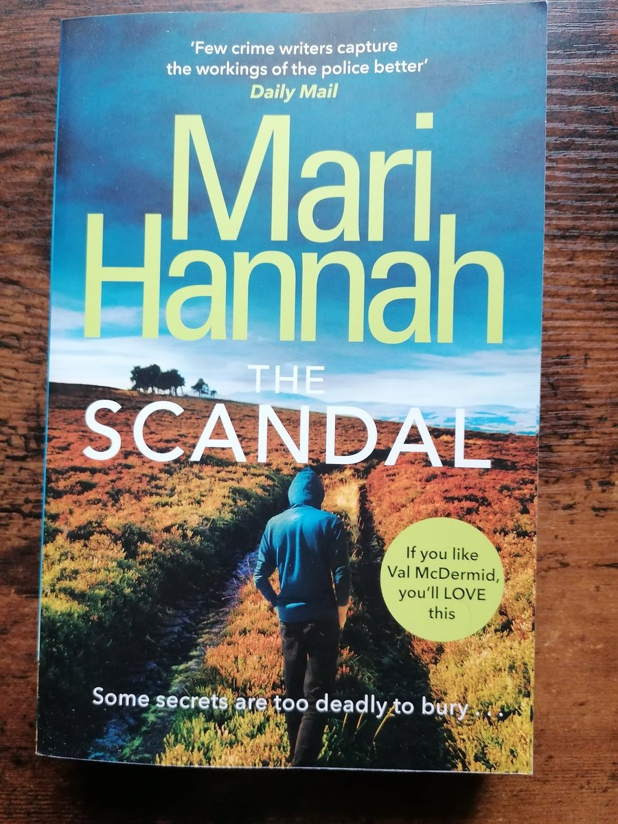 EastHullPete's tweet photo. @Anna_Mazz @HullNoir @LesleyKara @CazEngland Great to see @mariwriter again after @HullNoir. I wish her luck in getting a Wembley ticket. #TheScandal. @Tinap66Payne prompted much hilarity so I had to start her series with #LongTimeDead. Getting stick for being a Pompey her response suggests this is going to be feisty https://t.co/puAQMCdwjM
