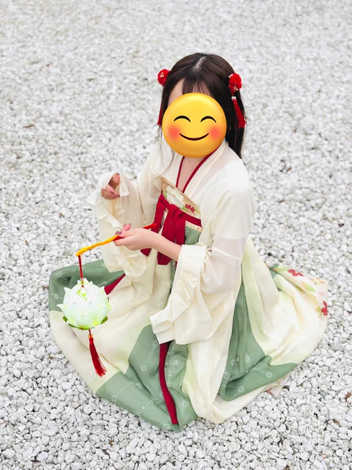 こっこさんが孔子廟で漢服を着てくれました…!!小夏さんと二人でキモいおっさんになってめちゃくちゃ写真を撮りました!! めちゃくちゃ可愛かったのこっこさん!!可愛すぎて撮ってても写真を見てても編集してても可愛すぎて可愛いって言いまくってます