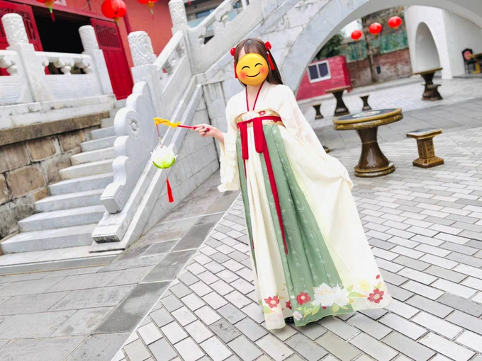 こっこさんが孔子廟で漢服を着てくれました…!!小夏さんと二人でキモいおっさんになってめちゃくちゃ写真を撮りました!! めちゃくちゃ可愛かったのこっこさん!!可愛すぎて撮ってても写真を見てても編集してても可愛すぎて可愛いって言いまくってます
