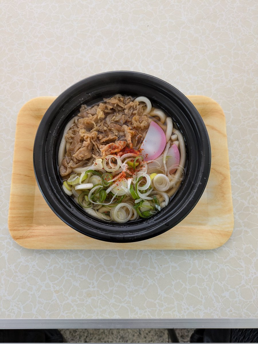 shingo508624586's tweet photo. 今日のお昼はFlAT PITさんのキッチンカーへ北九州名物かしわうどんを食べに行ってきました。U〜don！！＼(^O^)／
やっぱりかしわうどんは美味い😋

#かしわうどん
#小倉駅のかしわうどん
#FLATPIT https://t.co/G0hPw2vgwV