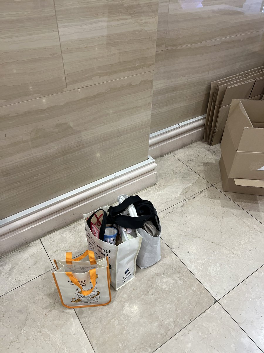 아직 남아있어요❣️
입장해서 2,3층  올라가는 계단 맞은편 나눔 해주시는 스태프 뒤에 있어용!