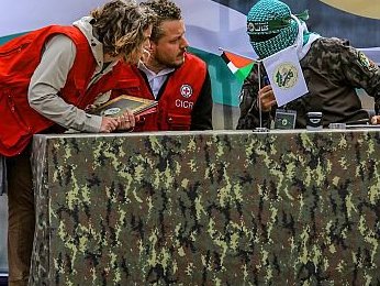 Defensa_Israel's tweet photo. Finalmente ha sido identificado uno de los empleados de la Cruz Roja que interactúa tan amigablemente con los terroristas de Hamás en sus videos.
🇨🇭🔥
- Se trata de Nour Khadam, suizo de Ginebra, quien en las redes aparece siempre utilizando kefiyeh (pañuelo) palestino y refiriéndose a #Israel como "la entidad sionista".
- Y es que todas estas organizaciones globales contratan siempre a esta clase de gentuza, desde los mas altos cargos hasta los de abajo.
Fin del Comunicado ✍️  Likes!!  👍