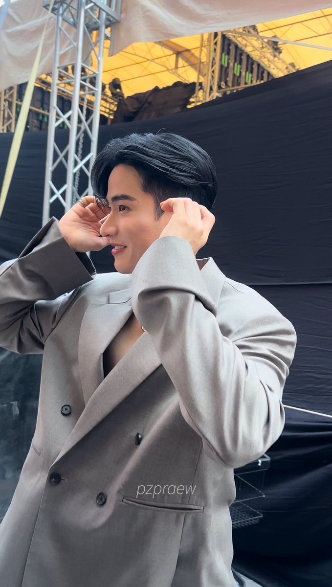 pzpraew's tweet photo. คิ้วส่งตา ตาส่งคาง คางส่งผม ผมส่งชุด ชุดยังส่งไปที่ศอก ศอกยังส่งไปที่มือ มือมึงยังลงไปที่เข่า เข่ายังเด้งกลับมาที่หน้าอ่ะ สมฐานะองค์ชาย

TAYNEW JP EXPO ACTOR AW25

#JAPANEXPOTHAILANDAWARD2025xTayNew
#JAPANEXPOTHAILANDAWARD2025
#JAPANEXPOTHAILAND2025
#Tawan_V @Tawan_V https://t.co/sSCPitMgl4
