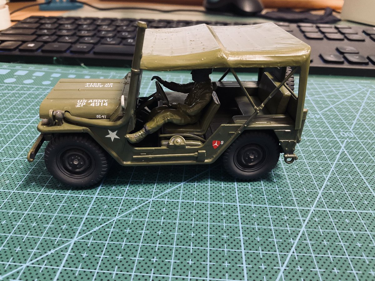 小学生ぶりに色塗りプラモデルに挑戦。ローガン卿がないと部品が全然見えねぇぜ。
塗料(水性アクリル)もずいぶんと進歩しているようで適当な筆塗りでも楽に塗れるのが凄い。匂いもないし、すぐに乾くし、片付けも簡単。色を塗るとプラスチック素材感が無くなくって良い感じですな。