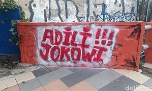 Sblm Peristiwa 98, byk muncul poster, selebaran, dan coretan2 ditembok :
TURUNKAN SOEHARTO
Sekarang muncul :
ADILI JOKOWI
Ini ngeri klo dibiarkan Pak Prabowo 
Monggo Pak, jika memang Jokowi layak diadili, ya diadili dengan UU yg berlaku
Jgn sampai rakyat jadi korban, spt 98
🙏🙏