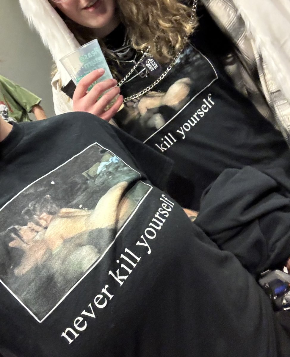 tessiconic's tweet photo. Obsessed that me and this girl were wearing opposite shirts lmao https://t.co/N7x5YYQg0C