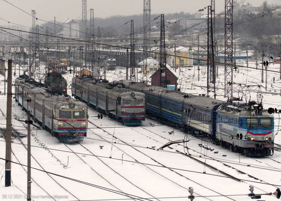 CheminsdeFerTC's tweet photo. L'=>#Ukraine est un formidable pays de Chemins de Fer où l'infrastructure irrigue tout le territoire et aux matériels roulants abondants : ici à =>#Kharkiv en 12-21. Automotrices =>#ER2 et loco =>#ChS2 sont reconnaissables.
📷Konstantin Markov, source : https://t.co/TrnljKztlv https://t.co/RWqKZEfWId