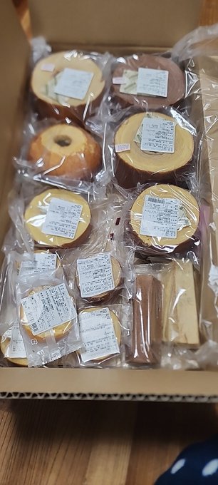 聞いて～～アマゾンの新春下町バームクーヘンがちゃB賞あたったーーー
3000円で14個も入ってた～✌ 