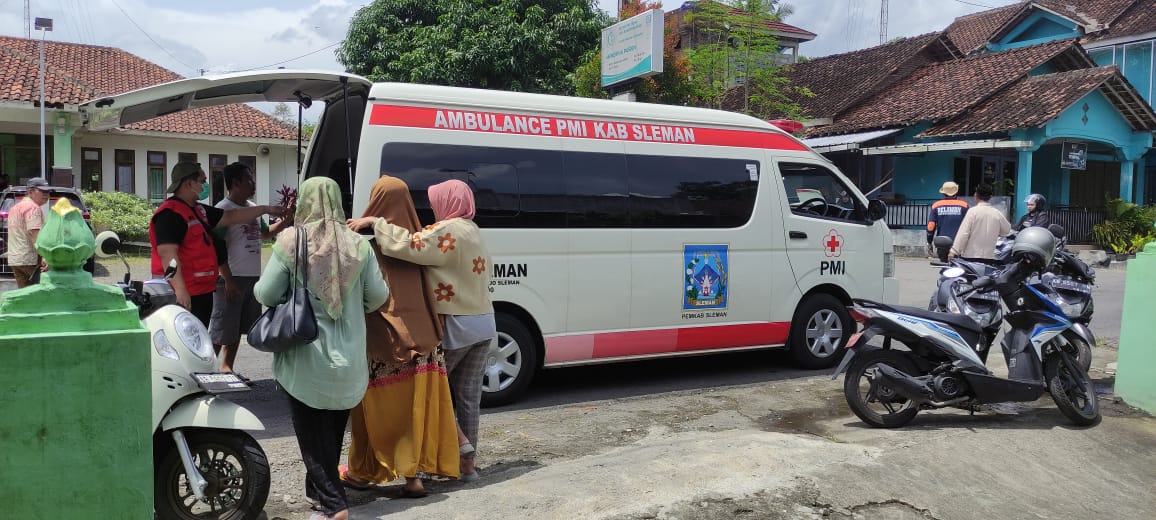TRCBPBDDIY's tweet photo. Laporan KLB Minggu Pahing 9/2 pkl 07.00 sejumlah warga Kraksan, Lumbungrejo, Tempel dilaporkan keracunan setelah seblumnya menghadiri pesta hajatan sabtu malam 8/2. Posko penanggulangan sudah dibuka oleh Puskesmas setempat, @BPBD_Sleman, dan PMI sleman. 🙏👨‍🚒🇮🇩 https://t.co/cCBUjWCYPF