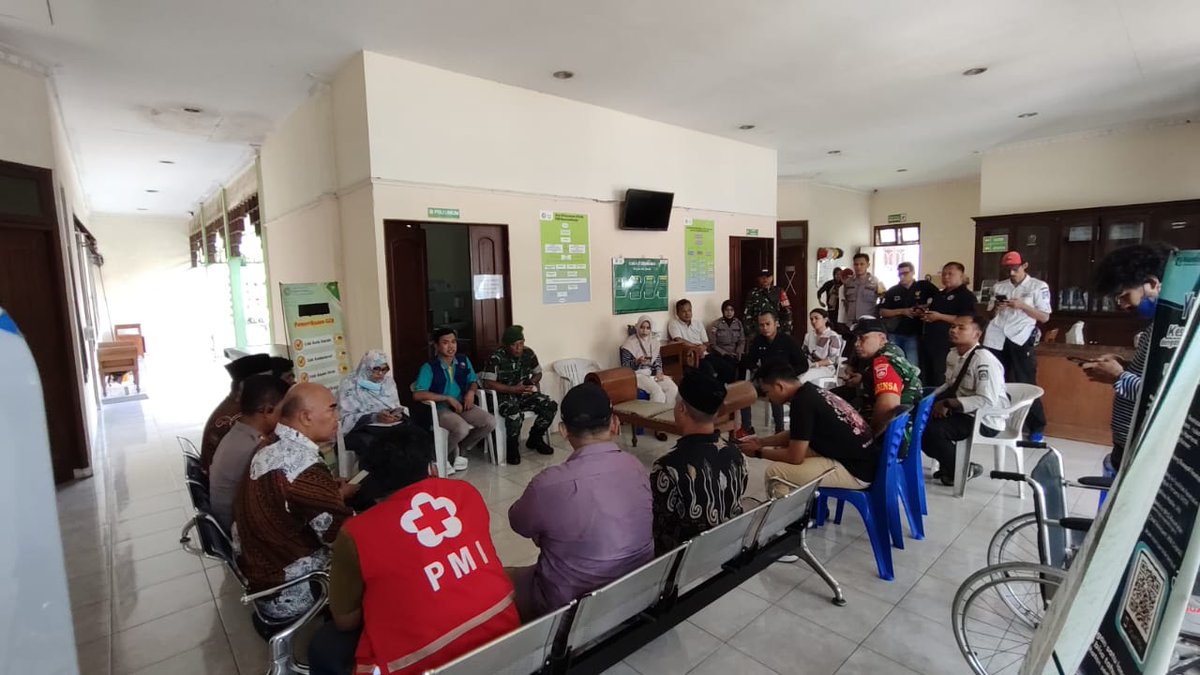 TRCBPBDDIY's tweet photo. Laporan KLB Minggu Pahing 9/2 pkl 07.00 sejumlah warga Kraksan, Lumbungrejo, Tempel dilaporkan keracunan setelah seblumnya menghadiri pesta hajatan sabtu malam 8/2. Posko penanggulangan sudah dibuka oleh Puskesmas setempat, @BPBD_Sleman, dan PMI sleman. 🙏👨‍🚒🇮🇩 https://t.co/cCBUjWCYPF