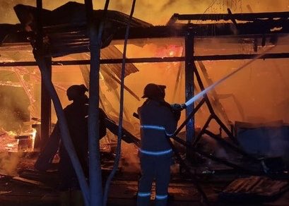 kabarbaikdotco's tweet photo. Kebakaran Horor Hanguskan Kafe dan Homestay di Lamongan, 3 Orang Dikabarkan Tewas
https://t.co/5BCEksa3uD – Tiga orang dikabarkan meninggal dunia dalam insiden kebakaran horor yang menghanguskan cafe dan homestay.
#Kebakaran #babat #Lamongan
https://t.co/fB7c4FzWOY https://t.co/cj056XaQwS