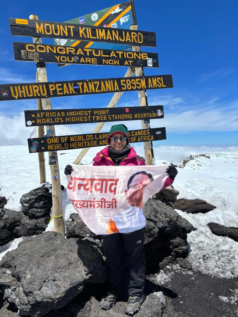 बिलासपुर की युवा पर्वतारोही निशा यादव ने किया Mount Kilimanjaro फतह। पत्रिका का बैनर लहराकर दिया धन्यवाद। पत्रिका ने निशा का सपना बताया तो मुख्यमंत्री विष्णुदेव साय ने तत्काल उसका पूरा खर्च उठाने का वादा किया। <a href="/ChhattisgarhCMO/">CMO Chhattisgarh</a> <a href="/Bhuwanesh/">Bhuwanesh Jain</a> <a href="/rpbreakingnews/">Rajasthan Patrika</a>