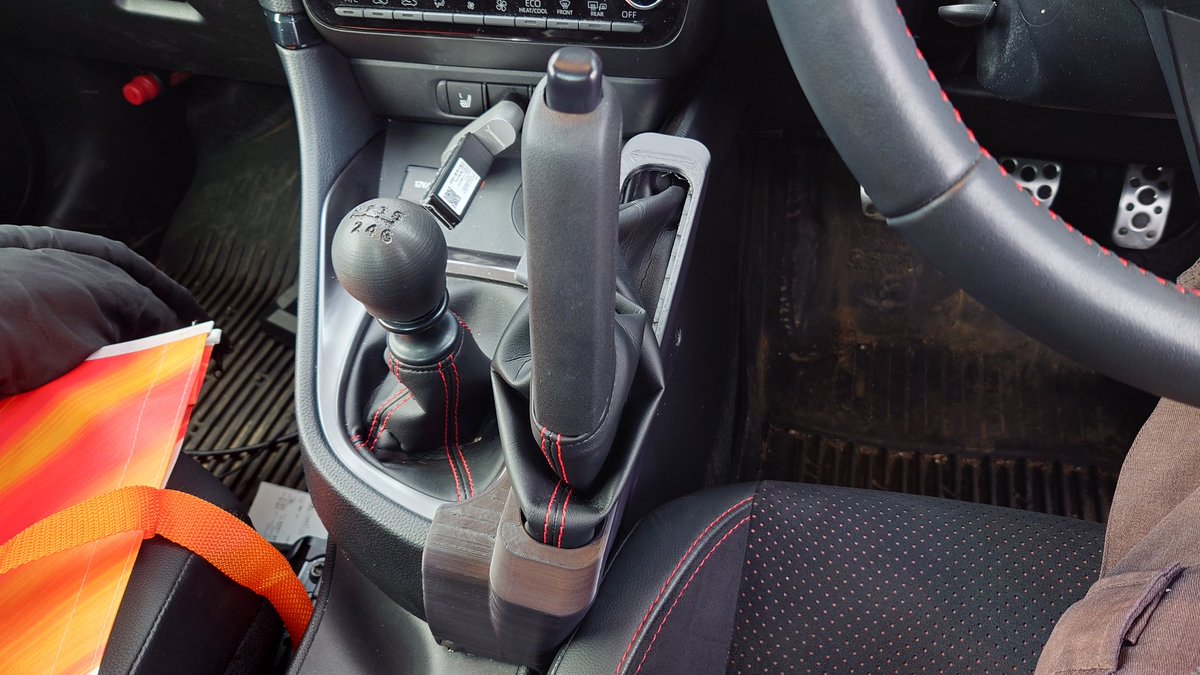 前期GRヤリス用の縦引きサイドブレーキカバーが出来た。細かいところは