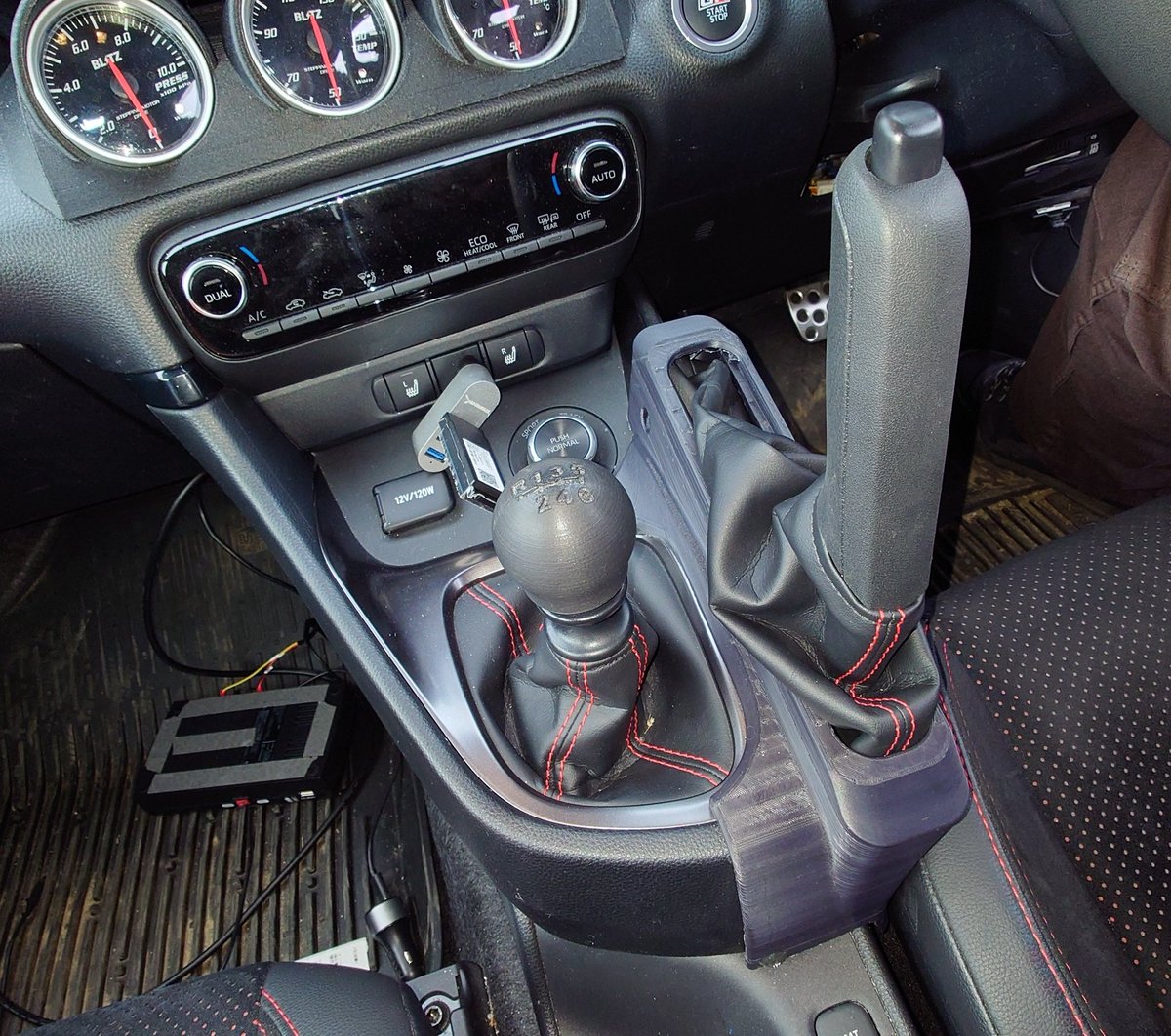 前期GRヤリス用の縦引きサイドブレーキカバーが出来た。細かいところは