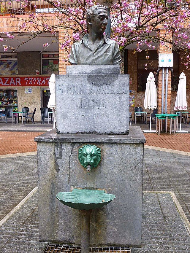 Gaurko egunez duela 110 urte Simon Arrieta Arostegi margolari gipuzkoarra jaio zen. Hamabost urte zituela hasi zen margotzen. Madrilen eta Parisen ibili bazen ere, Bergaran bizi eta lan egin zuen gehien. eu.wikipedia.org/wiki/Simon_Arr…