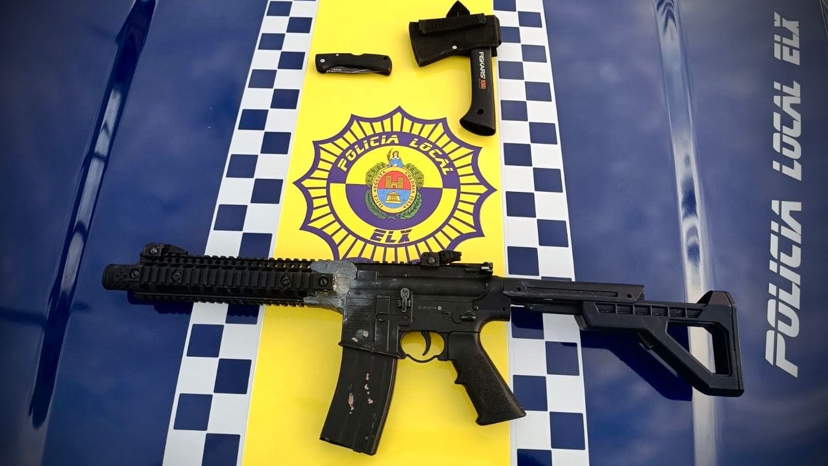 policiaelche's tweet photo. La #vigilancia y controles continuos permiten #detectar vehículos y personas sospechosas con objetos de dudoso uso
👉🏼 Durante el #registro se encontró estas #armas blancas de fácil acceso al implicado, además de esta arma simulada sin poder explicar el motivo de su porte https://t.co/8vOa5i5UIx