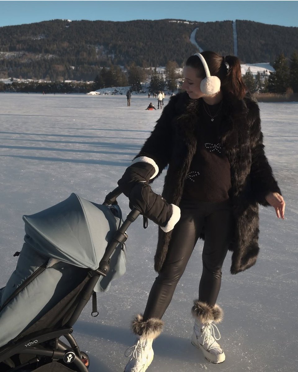 Winter strolls, but make them smooth. ❄️ With Stokke® YOYO®’s effortless manoeuvrability and soft drive, even icy paths feel like a breeze. 

📸: @marionkaelin_
#stokkeyoyo #yoyo3 #Stokke #yoyostrollers #LifeSaysGo #HereWeGrow #Yoyo6+ #YoyoSki#stroller #toddler