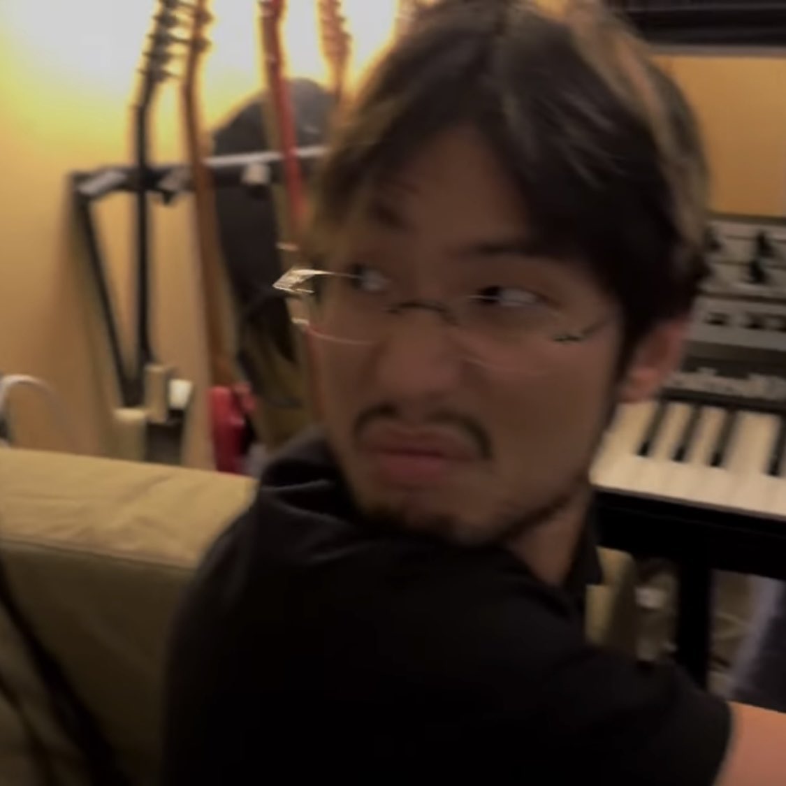 아니 이렇게 붙여놓으니까 너무 웃기다
전교 332등 견제하는 전교 331등 같음