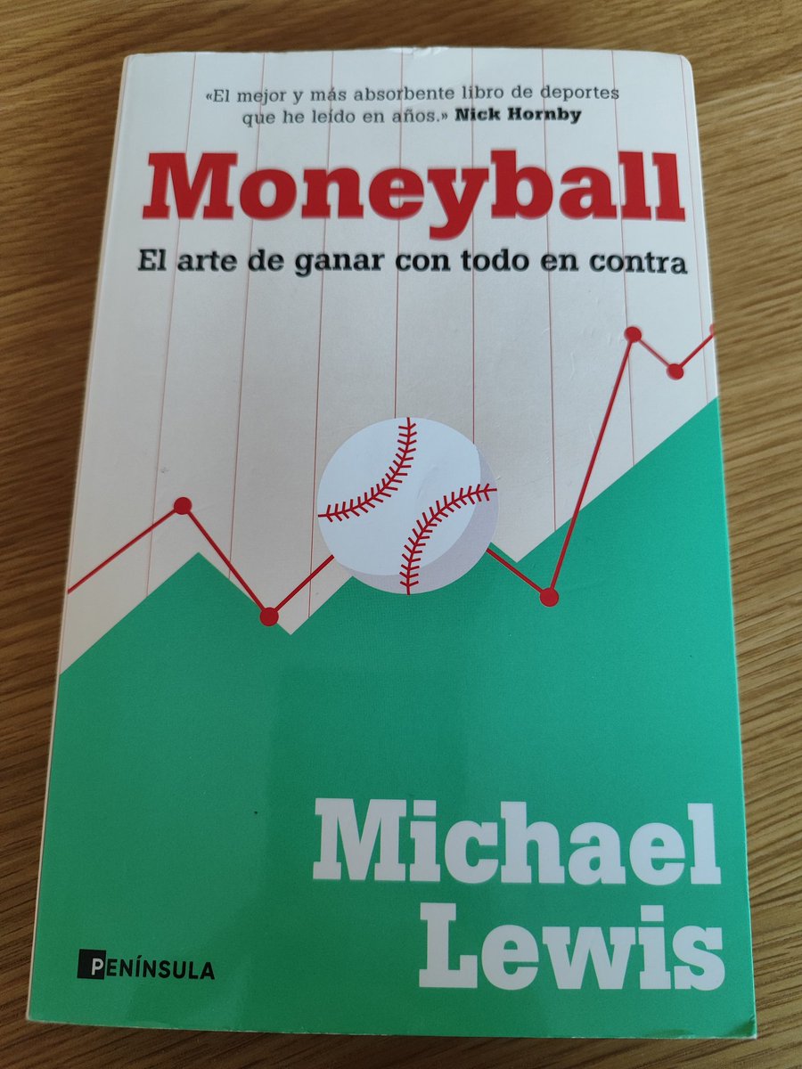 'Moneyball'. Por fin lo he leído. Un librazo, otro más, de Michael Lewis. Lo hubiera aprovechado mucho más, eso sí, si no hubiera sido por mis limitados conocimientos de béisbol. Pero eso no impide disfrutarlo ni valorar el enorme impacto que causó en su momento.