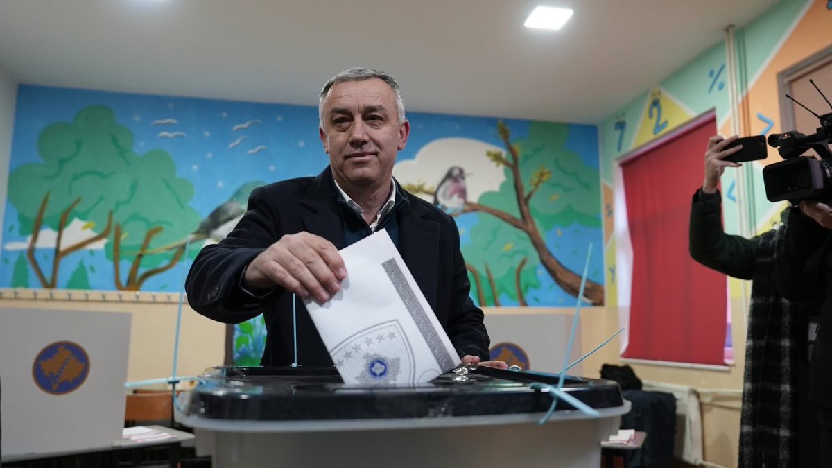 albbibe's tweet photo. DIL EDHE VOTO! Mos prito, për të tashmen dhe të ardhmën, dil voto!

Personi në foto është Zllatan Ellek, kryetar i listës terroriste serbe, e ka qit kokrrën në 7 t’sabahit vetem qe ta kontrolloj dhe ta paralizoj të ardhmen e Kosovës, poashtu të ardhmen tonde qe ti priton me dal me votu. Këtë krahasim pe boj vetem me vetdijsu votusin pasiv e pertac për mos me ja lan mirëqenien tonde dikujt qe nuk te ka aspak për zemer.