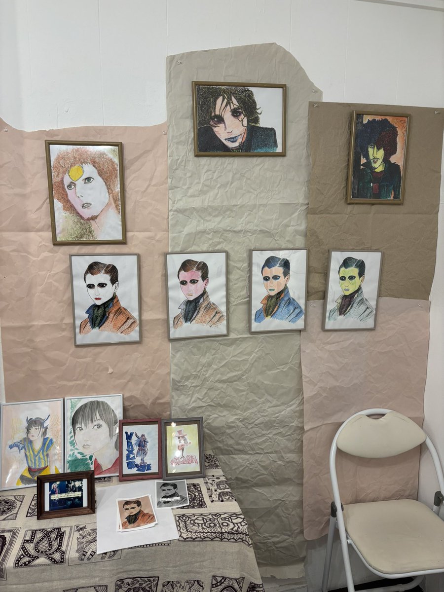 ayahi1129's tweet photo. えぼ展最終日。
恥ずかしながらわたくしの作品群でございます。

シド・バレットの絵を見て「小口さん？」と言う人が複数いましたね。
結局こう言う顔が好きなんですね。

#えぼ展2025 #illustration #イラスト #davidbowie #phillynott #sidbarrett #mickkarn #slash #waxlrose #安本彩花 #柏木ひなた https://t.co/shsEV7VNZm