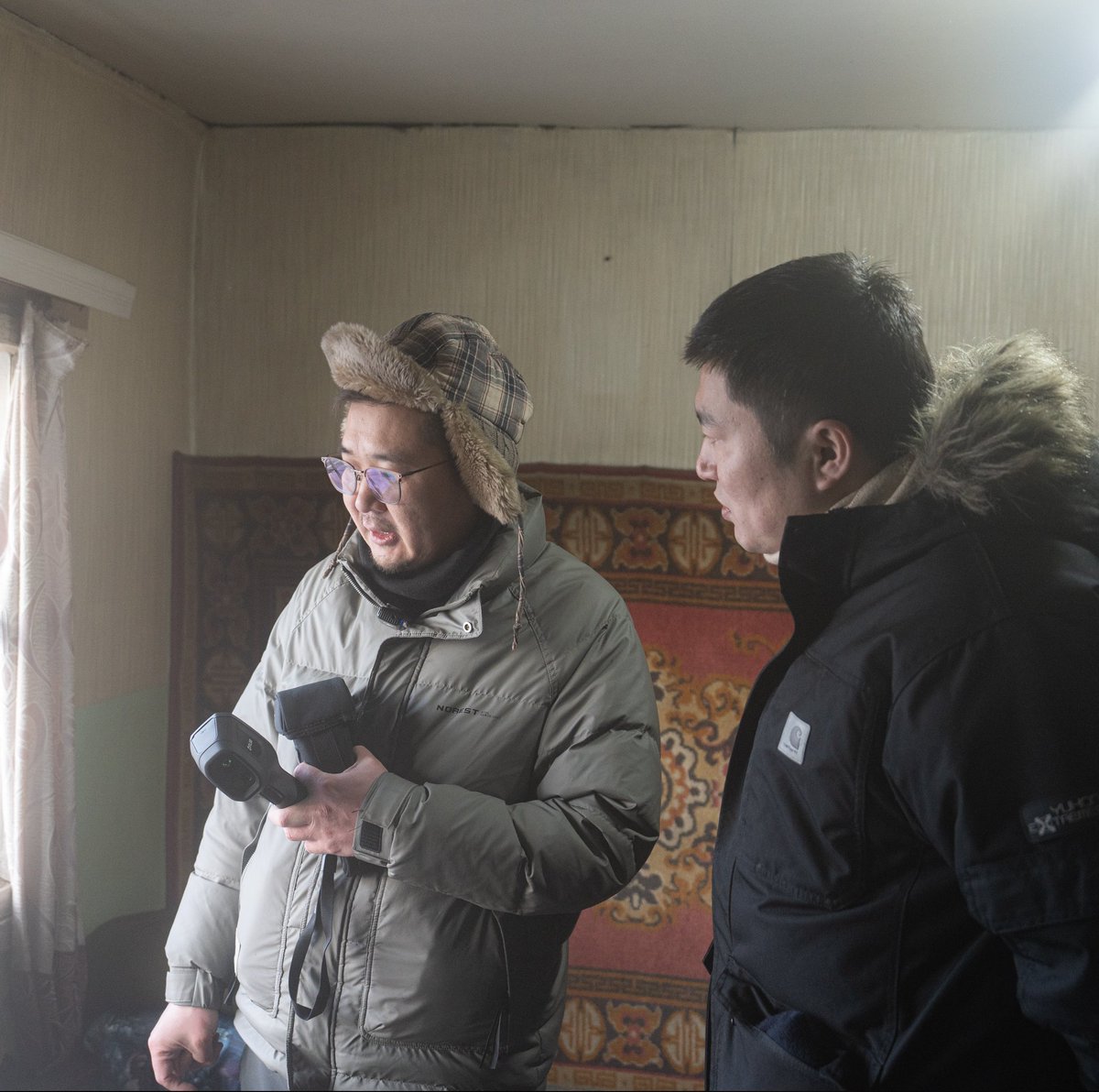 manduuln's tweet photo. Өнөөдрөөс айл өрхийн дулаан алдалтыг инженер, мэргэжилтнүүдтэй хамтран хэмжиж эхэллээ. Дулаан алдалтаа шийдчихвэл агаарын бохирдол утаа болон түлш, цахилгааны зардлаа тухайн байшингийн онцлогоос хамаараад 40-65 хувь бууруулна гэх тооцоо байна.

Дулаан алдагдлыг хэмжих, тухайн барилгад хаана нь ямар асуудал байна гэдгийг гаргаж ирэх дата судалгаа цуглуулах ажил цагаан сараас өмнө дуусна. Ингэснээр ирэх хавар, зун, намрын улиралд иргэддээ байшин, гэрээ хэрхэн зөв, үр дүнтэй, хямд зардлаар дулаалах тал дээр нь зөвлөн тусална.

Энэ ажил зөвхөн өвөл хэлэлцээд, хэрэгжүүлээд мартдаг биш айлуудад дараагийн өвөлдөө бэлтгэлтэй орох, тэдэнд гэр, байшингаа дулаалах сэдлийг бий болгох, энэ чиглэлийн мэргэжлийн хүмүүсийн мэдлэг зөвлөгөөг айл өрх бүрд хүргэх боломжийг бүрдүүлж өгч байгаа юм.