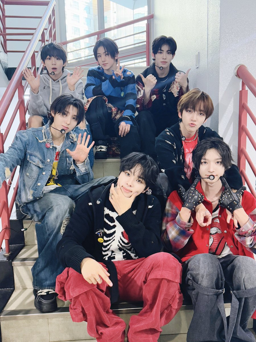 kickflip_jype's tweet photo. 📸ᴋɪᴄᴋᴋɪᴄᴋᴅᴀʏ

250209
SBS 인기가요

#KickFlip #킥플립
#Mama_Said #뭐가되려고
#Flip_it_Kick_it
#KickFlipDebut https://t.co/0VljhEiwQT