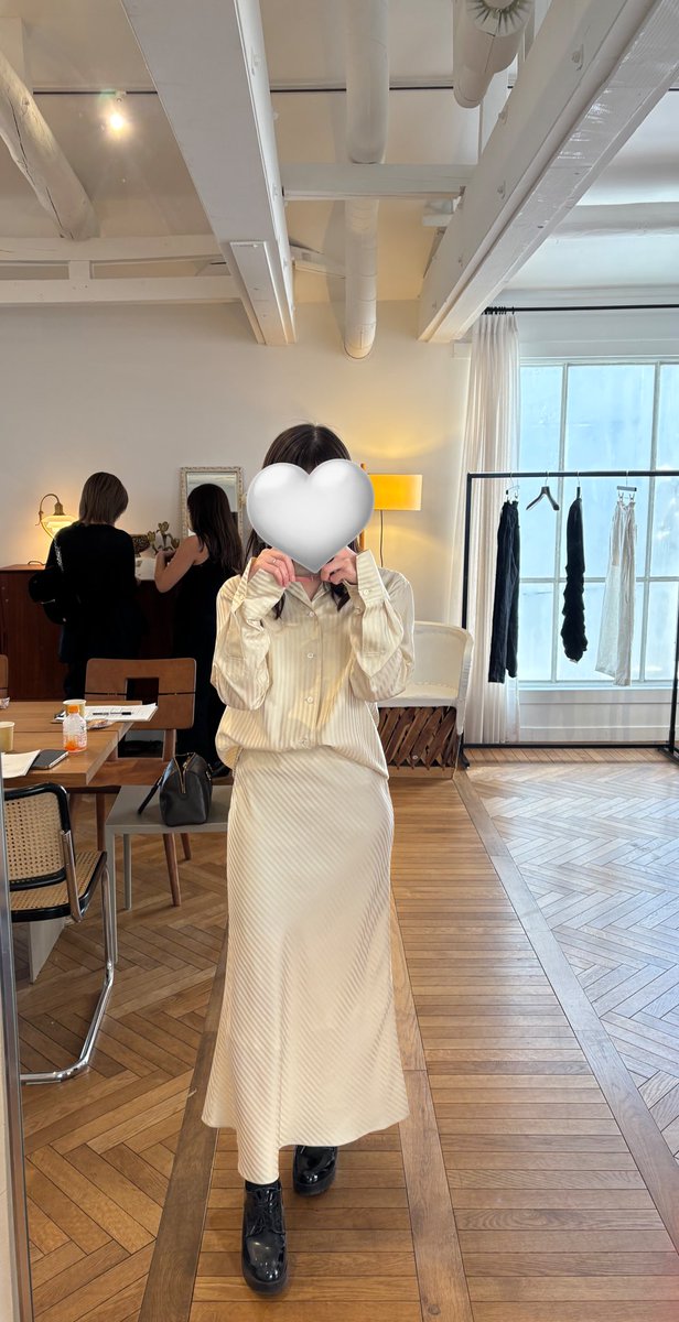 moe7csm's tweet photo. 絶対自分が着たらパジャマになると思ってたのですが試着したらとんでもなく可愛かった....!
シャツの開襟の可愛さもシルクならではの動くととろみのあるシルエットのスカートもどっちも良くて選べなくて両方オーダーしました🥹
着てみるとより良さのわかる一着🫶
#marno https://t.co/V6aFCrDE4i
