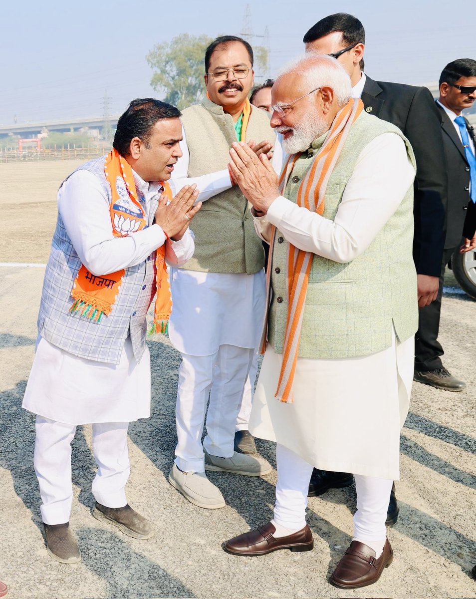 KBhardwajBJP's tweet photo. कुछ देर की ख़ामोशी है शोर आएगा 
तुम्हारा सिर्फ़ वक़्त आया है हमारा दौर आएगा !!

@BJP4India @BJP4India @narendramodi @bjp4shd @rpsinghkhalsa https://t.co/SniUneLO1i